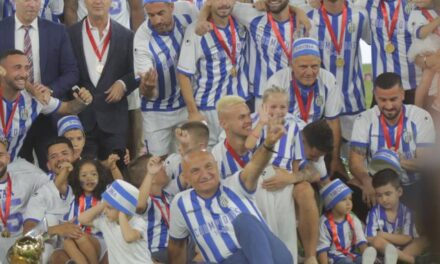 Si të ishte një lojtar më shumë, Presidenti Meta feston ngritjen e Kupës me futbollistët e Tiranës