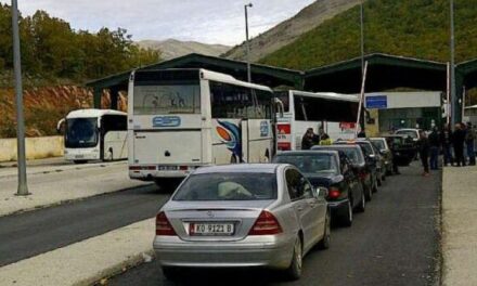 Plotësohet kuota prej 300 personash, policia greke kthen mbrapsht shqiptarët në Kapshticë