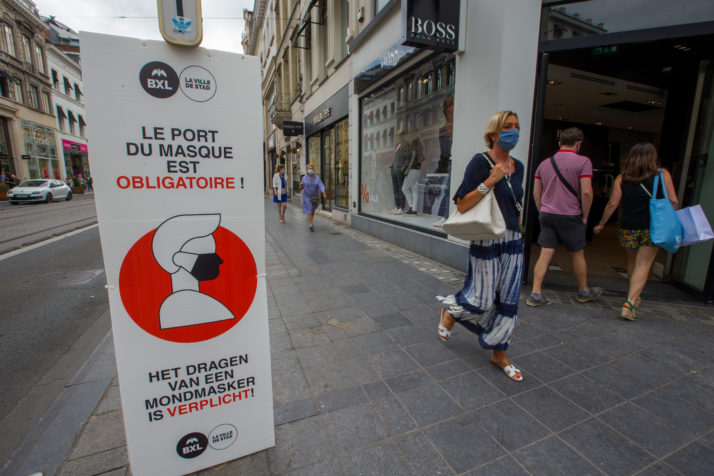 Brukseli bën të detyrueshme maskën dhe në vendet e hapura