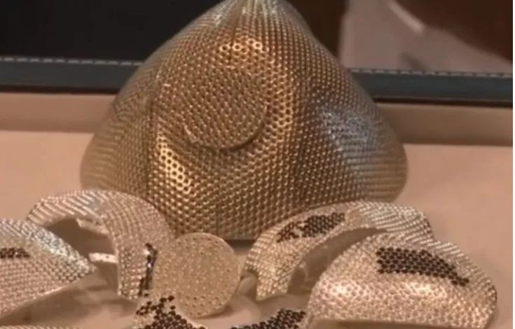 Izraeli prodhon maskën 1.5 milion dollarë me ar e diamante: Kush e ka porositur nga SHBA