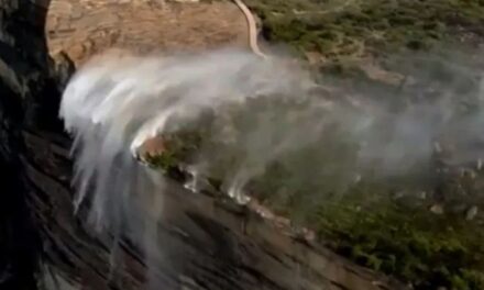 Fenomen i pazakontë: Ujëvara ngjitet lart, si është e mundur? (VIDEO)