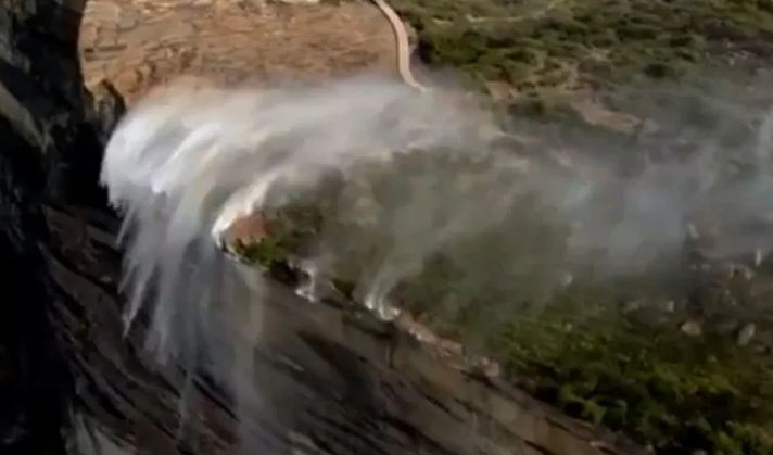 Fenomen i pazakontë: Ujëvara ngjitet lart, si është e mundur? (VIDEO)