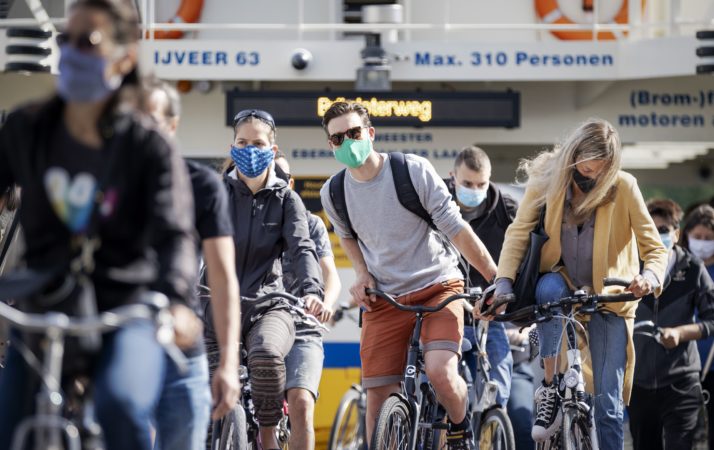 Amsterdami bën të detyrueshëm maskën në rrugë