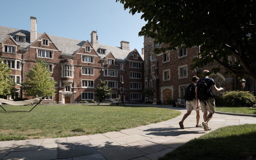 Universiteti i famshëm amerikan akuzohet për diskriminim racor ndaj… të bardhëve