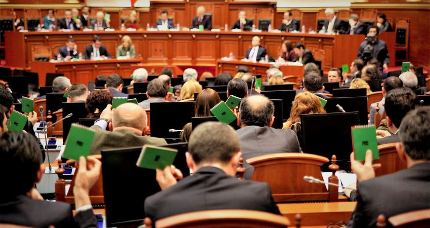 Rikthehet Parlamenti, “urgjencë” janë ndryshimet ligjore për zgjedhjet