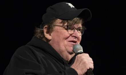 Michael Moore e krahason presidentin Trump me Osama Bin Laden