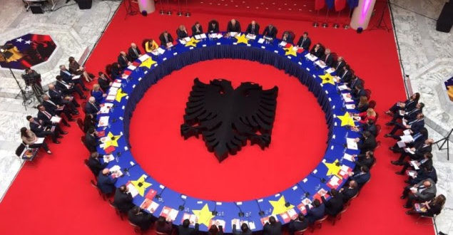 Shtyhet mbledhja e përbashkët e dy qeverive Shqipëri- Kosovë, Hoti tregon arsyen