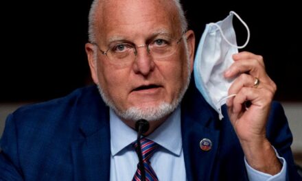 Drejtori i CDC: Maskat garantojnë më shumë mbrojtje sesa vetë vaksina