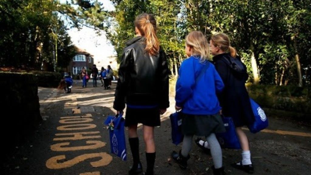Covid në Britani, 1 në 20 fëmijë ende nuk ka shkuar në shkollë
