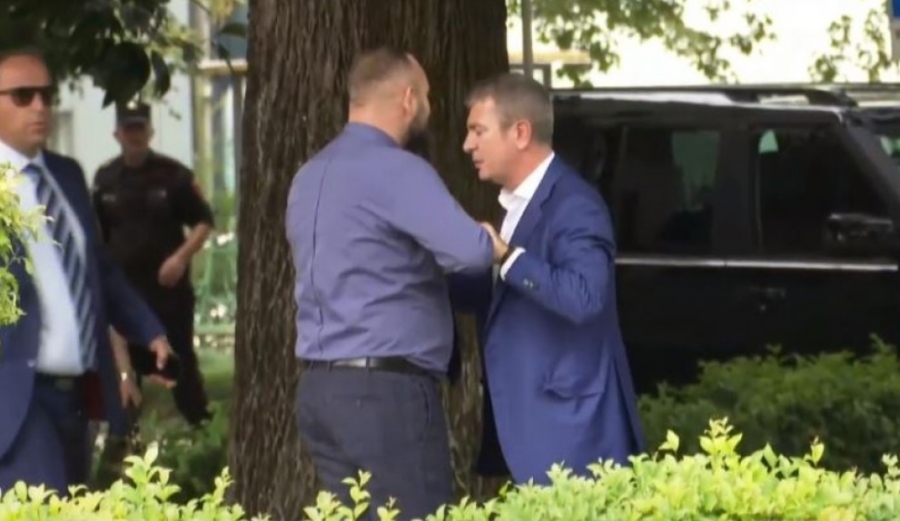 VIDEO: Tensione jashtë Kuvendit, Halit Valteri tenton t’i gjuajë Damian Gjiknurit