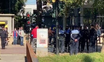 Ministri i Jashtëm grek në Tiranë, protestues përplasen me Policinë para Ministrisë