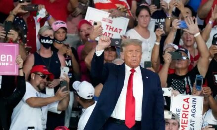 Trump i rikthehet fushatës, tubim me mijëra mbështetës në Florida