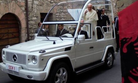 Papa bëhet me makinë të re