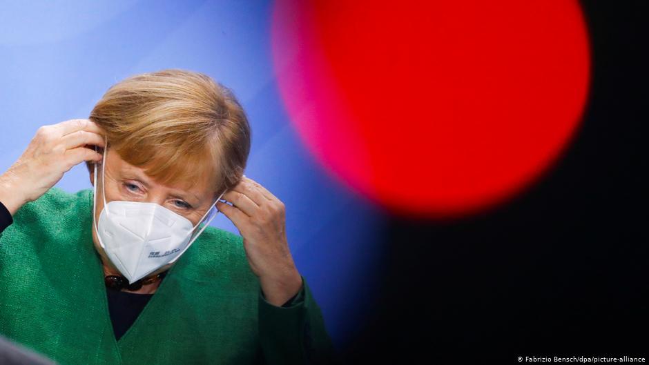 Apeli i Merkel: Takoni sa më pak njerëz