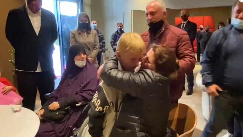 “Të ka mami zemër”, Endri Dumani përqafon nënën e dajën pas kthimit nga ferri