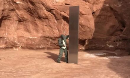 Shkencëtarët zbulojnë një kolonë misterioze metalike në mes të shkretëtirës