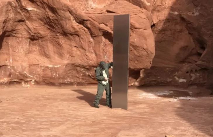 Shkencëtarët zbulojnë një kolonë misterioze metalike në mes të shkretëtirës