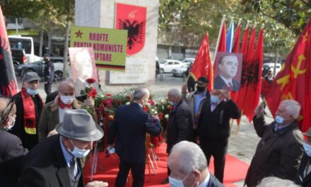 76-vjetori i çlirimit të Tiranës, komunistët me fotografinë e Enverit