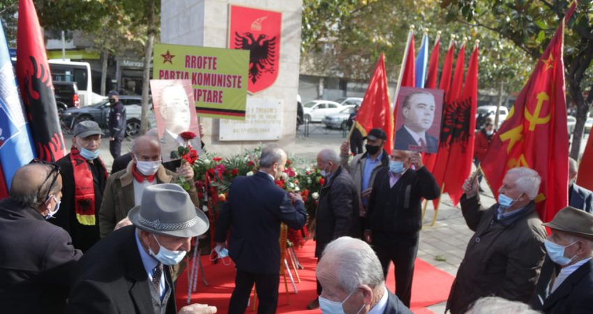 76-vjetori i çlirimit të Tiranës, komunistët me fotografinë e Enverit