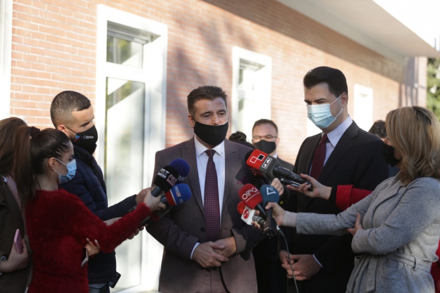 Kryetari i Komunës së Mitrovicës përkrah nipin Basha: Akuzat ndaj tij, shpifje politike