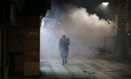 Dita e katërt/ Arrestime dhe gaz lotsjellës, protesta në foto