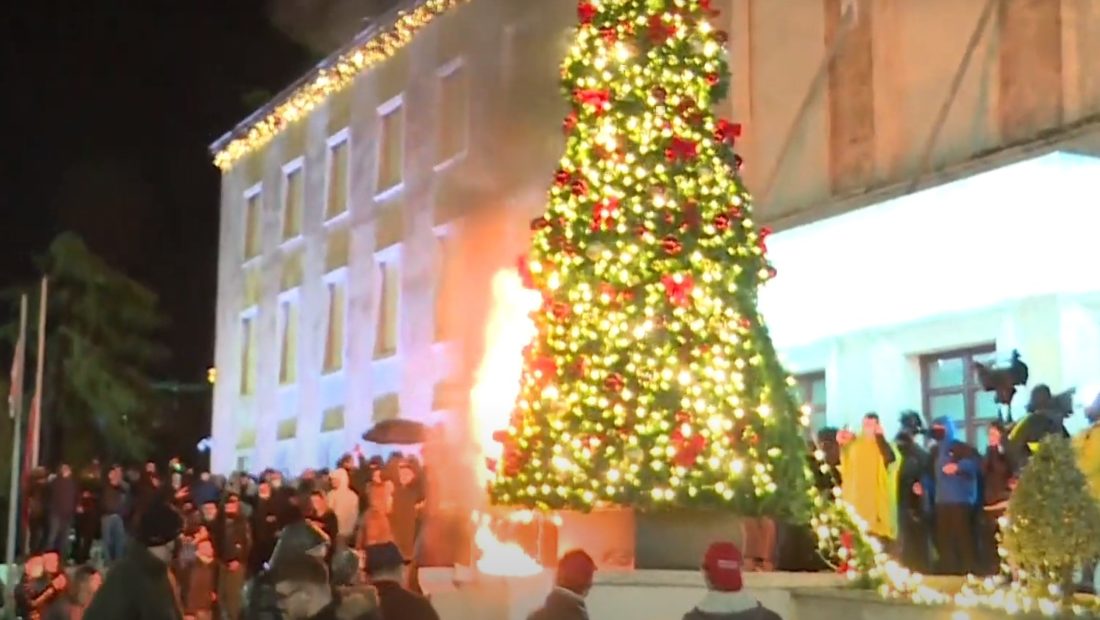 Policia arreston të riun që dogji pemën e Krishtlindjeve gjatë protestës