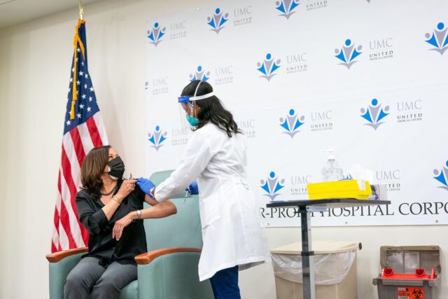 Kamala Harris merr dozën e parë të vaksinës Moderna