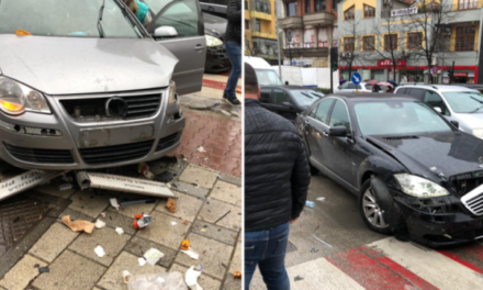 Përplasen dy automjete në Tiranë, ‘Volkswagen’-i del nga rruga dhe plagos të renë në trotuar