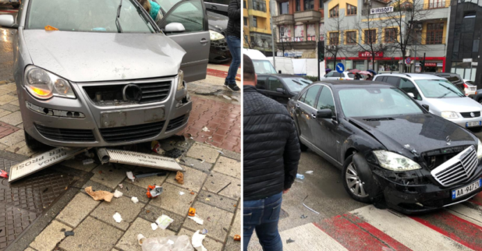 Përplasen dy automjete në Tiranë, ‘Volkswagen’-i del nga rruga dhe plagos të renë në trotuar
