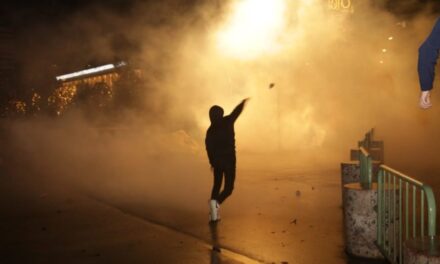Gurë, gaz lotsjellës dhe arrestime: Protesta në foto