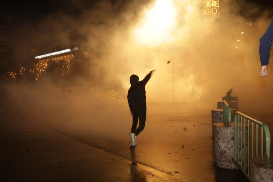 Gurë, gaz lotsjellës dhe arrestime: Protesta në foto
