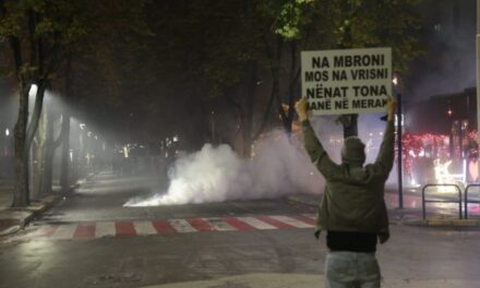 Guerilje, dhunë dhe gaz lotsjellës: Protesta në FOTO