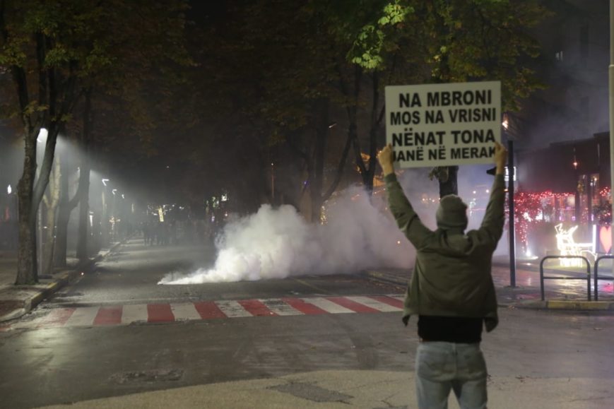 Guerilje, dhunë dhe gaz lotsjellës: Protesta në FOTO
