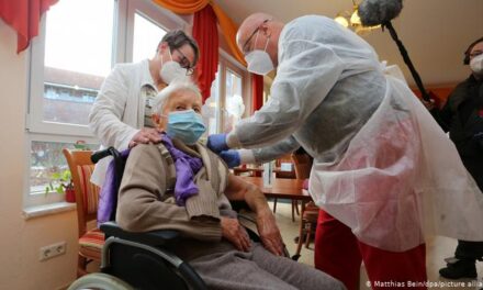 Një grua 101-vjeçare, personi i parë që vaksinohet kundër koronavirusit në Gjermani