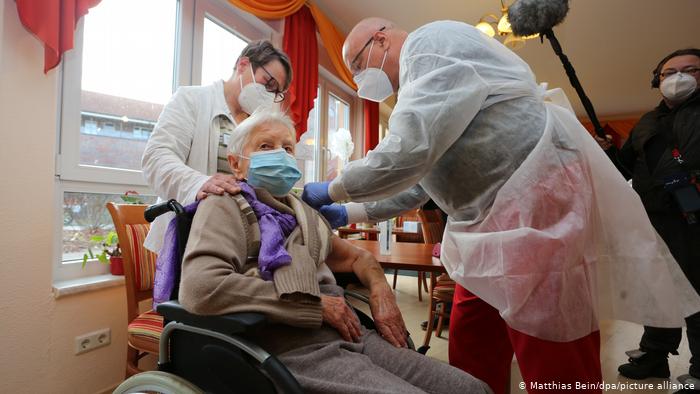 Një grua 101-vjeçare, personi i parë që vaksinohet kundër koronavirusit në Gjermani
