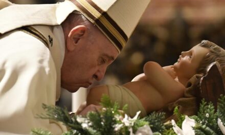 Krishtlindja, Papa: Të ndihmojmë të tjerët në vend që të vajtojmë