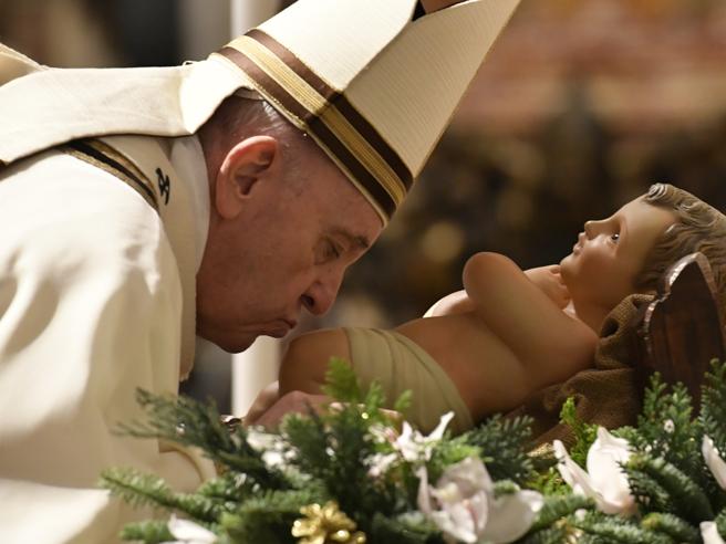 Krishtlindja, Papa: Të ndihmojmë të tjerët në vend që të vajtojmë