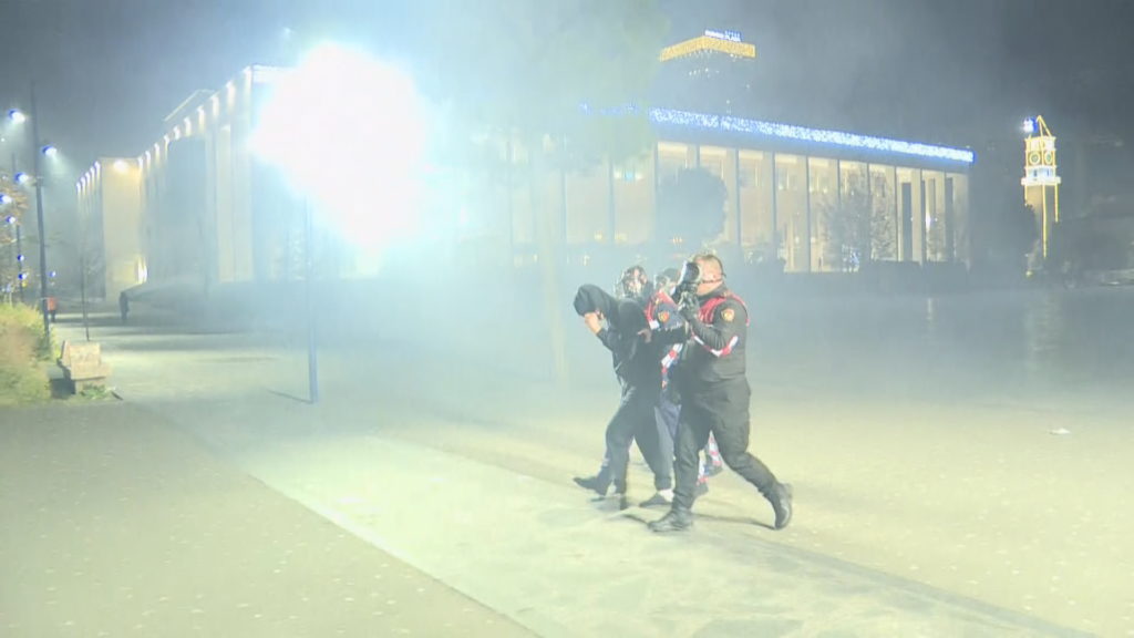 PD padit në SPAK Ardi Veliun: Policia dhunoi protestuesit
