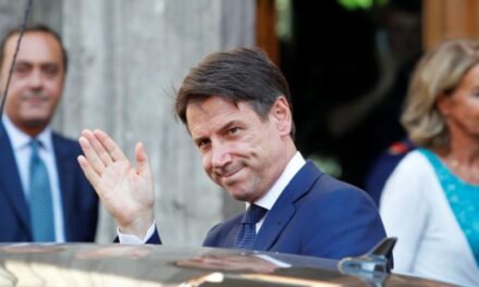 Renzi tërheq dy ministrat, bie qeveria në Itali