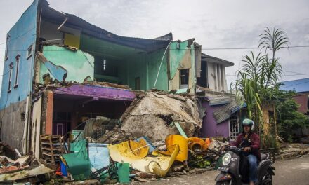 Tërmeti lë dhjetra viktima, Indonezia i frikësohet një tsunami
