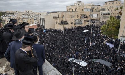 Funerali i rabinit 99-vjeçar thyen të gjitha rregullat ndaj pandemisë, mblidhen me mijëra persona