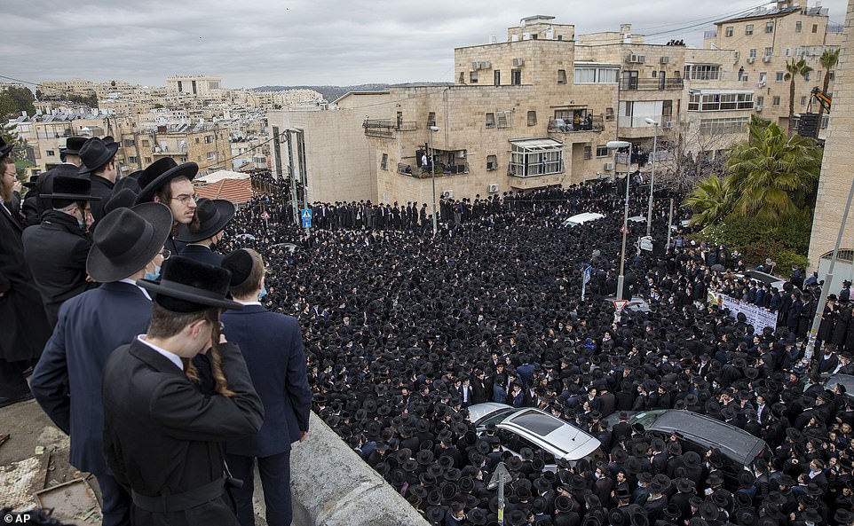 Funerali i rabinit 99-vjeçar thyen të gjitha rregullat ndaj pandemisë, mblidhen me mijëra persona