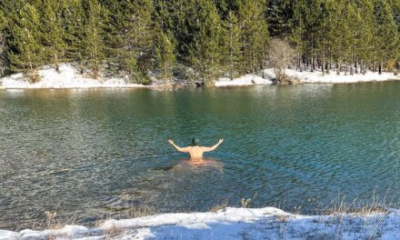 Drejtuesi i JOQ Albania sfidon temperaturat e ulëta në liqenin malor