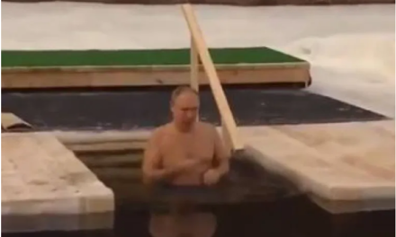 Në minus 20 gradë, Putin “kryqëzohet” në ujin e akullt