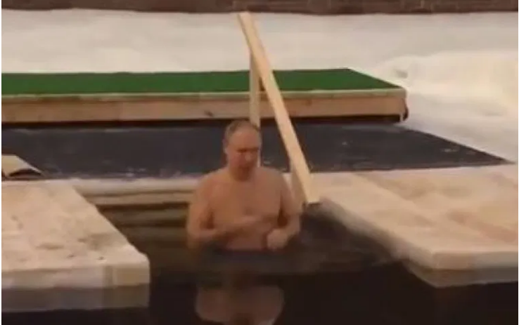 Në minus 20 gradë, Putin “kryqëzohet” në ujin e akullt