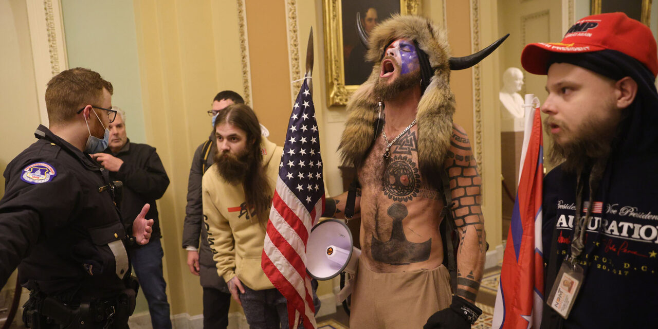 Kush është Jake Angeli, “shtrigani viking” që pushtoi Kongresin amerikan