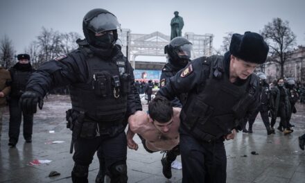 Mbi 2 mijë të arrestuar në protestat për lirimin e Navalny në Rusi