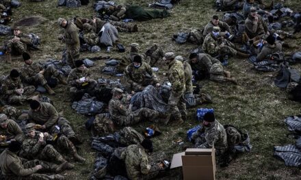 “Na falenderuan që i mbrojtëm, më pas na përzunë”, 5000 ushtarë flenë jashtë pasi u larguan nga Kapitoli
