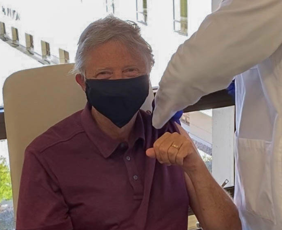 Bill Gates merr vaksinën anti-Covid