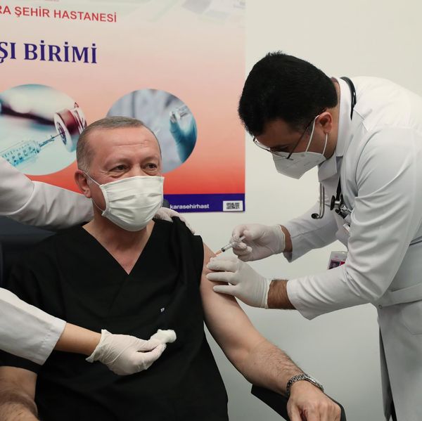 “Do marrim 50 milionë doza”, Erdogan merr vaksinën kineze drejtpërdrejtë në televizion